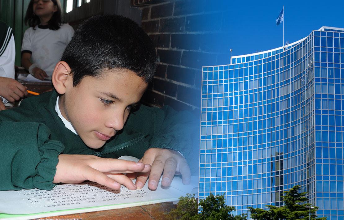 Fotografía, Persona con discapacidad leyendo en braille, junto a la fotografía de la OMPI