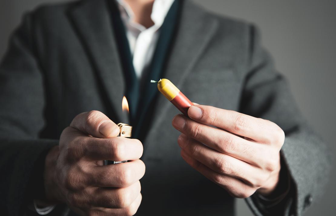 Imagen - Hombre manipulando pólvora