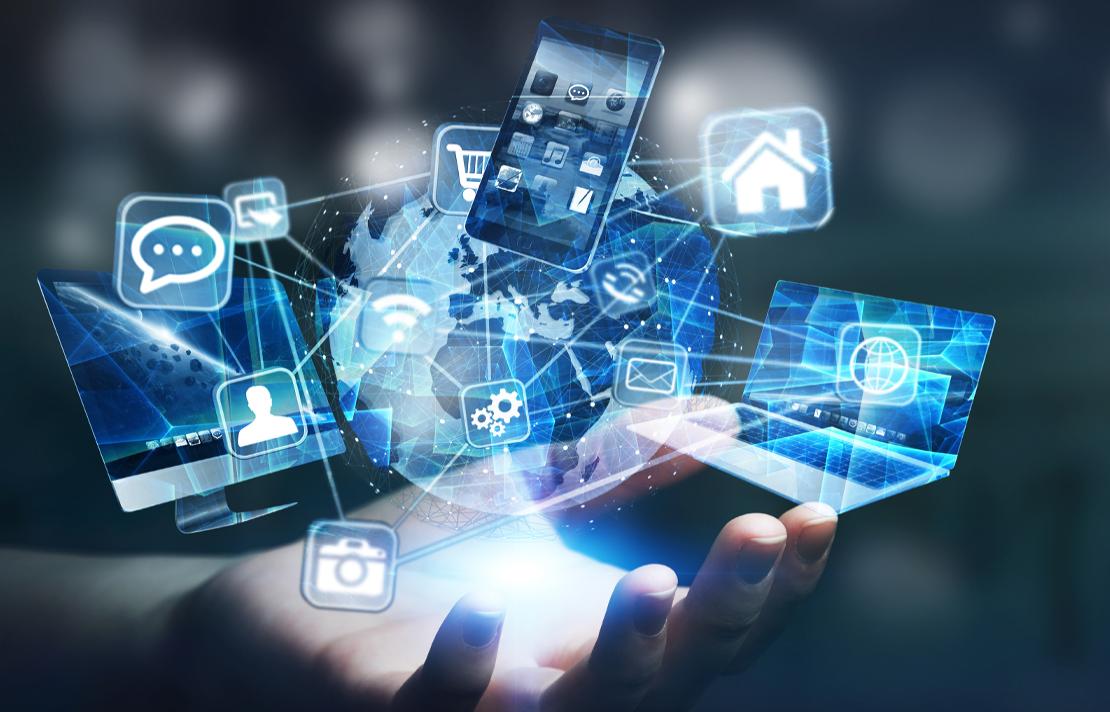 Imagen - Mano sosteniendo diferentes iconos y dispositivos de la era digital