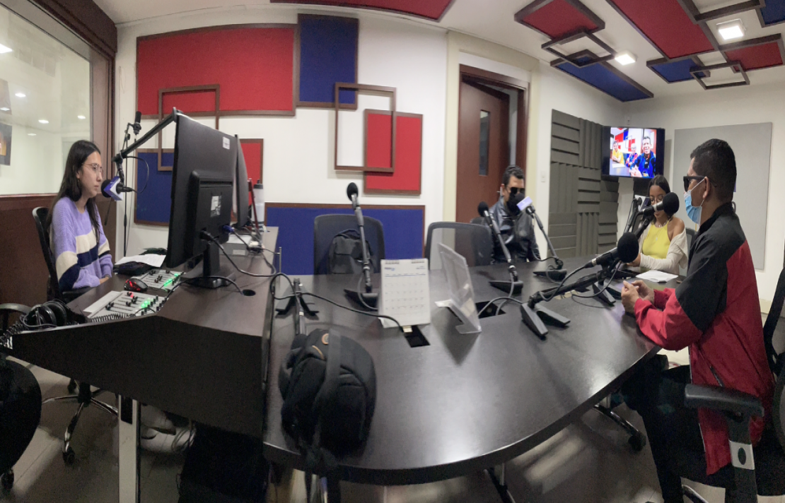 imagen panorámica de la cabina de INCIRadio en la consola se ve a johana urquijo, al rededor de la mesa está alejandro pagón en el centro al fondo susana rosco y a la derecha cerrando la imagen está también Ronnys Lopez