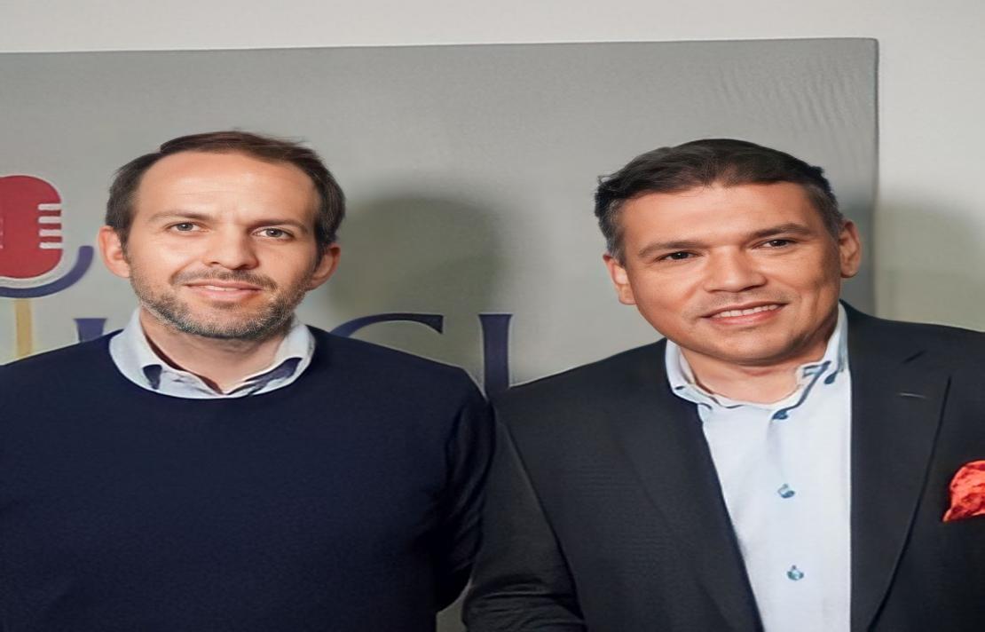 Fotografía del  doctor Ernesto Lucena en compañía del Director del INCI el doctor Carlos Parra Dussan la imagen se tomó en la emisora INCIRadio ellos sonrién