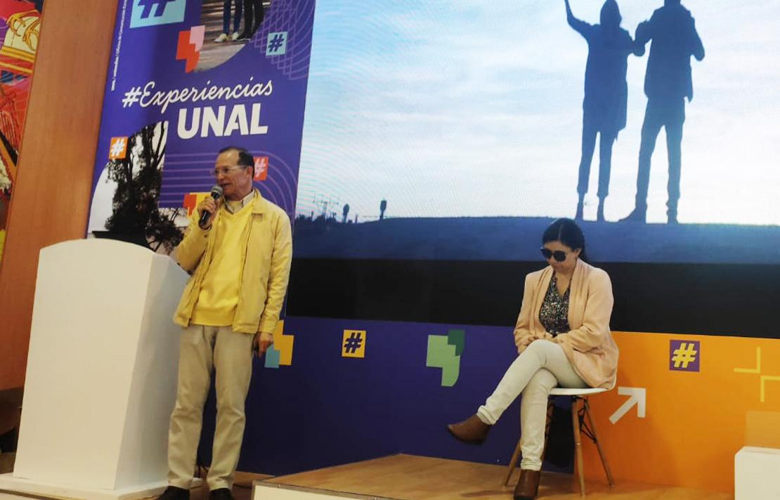 El profesional Enrique King desarrollo talleres sobre interacción con personas con discapacidad visual