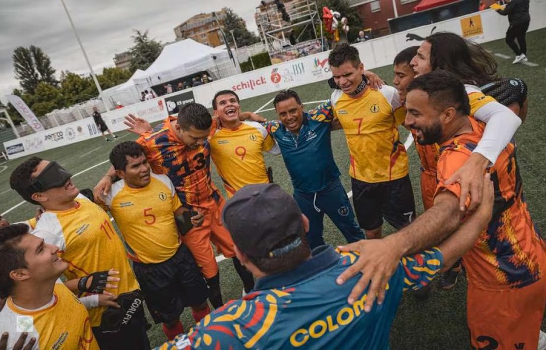 Selección Colombia juntos en un círculo celebrando la victoria