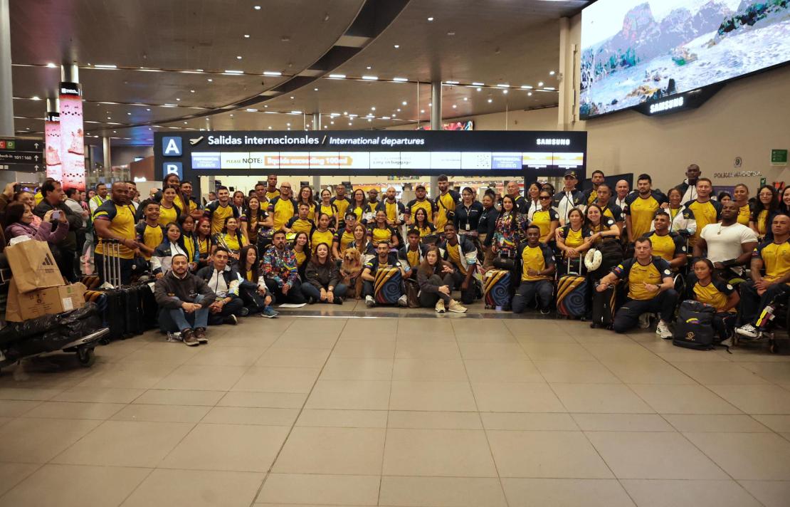 los embajadores deportivos colombianos en el aeropuerto el dorado