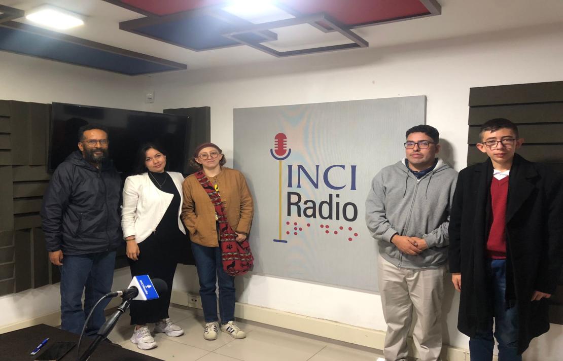 Ignacio Maya junto a los jovenes Natalia Moncaliano, Johann Sebastian Villarraga, Juan David Cardozo y la psicóloga de la liga Colombiana de Autismo Ángela Daniela Zabaleta.