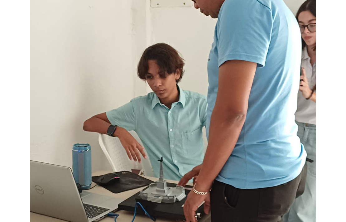 Funcionario del INCI en su visita a la Institución Universitaria Mayor de Cartagena para asesorar un proyecto de investigación