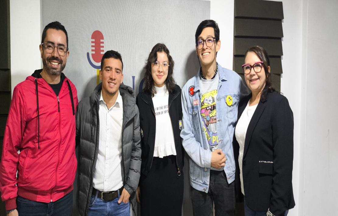 equipo de ciudad al tacto con Zenova de izquierda a derecha juan pablo quien viste una chaqueta de color rojo, felipe quien viste una camisa blanca y chaqueta negra, la invitada viviana sofia quien viste una chaqueta negra y camiseta blanca, a su lado el otro invitado Luis carlos quien viste una chaqueta de jean con una camiseta blanca y cierra la foto Myriam Herrea quien viste una camiseta blanca y un blazer de color negro, todos sonríen, la foto se realizó frente al panel de INCIRadio