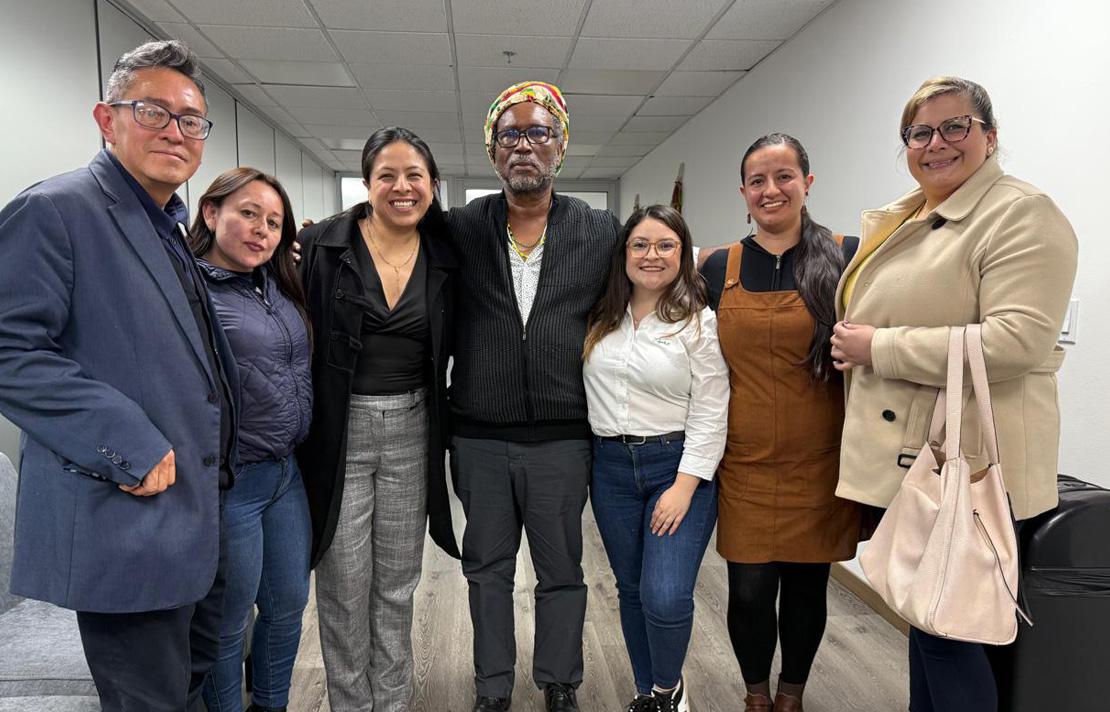 El nuevo ministro de la Igualdad, Carlos Rosero, acompañado de varios funcionarios del INCI