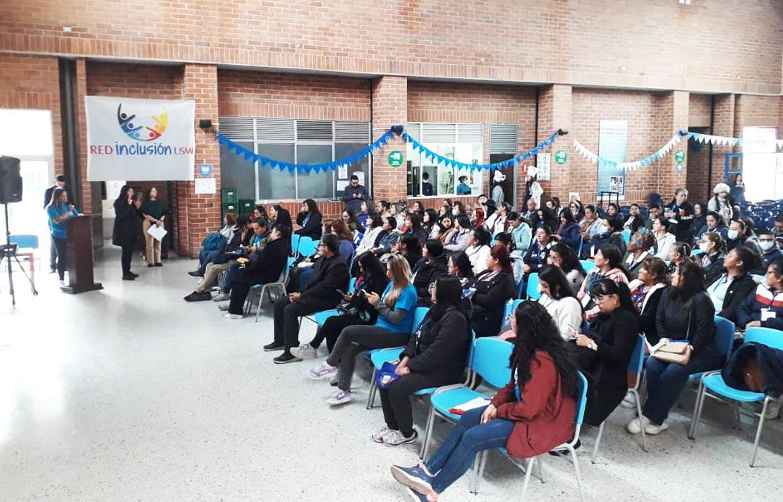 Asistentes al encuentro “USME AZUL, rompiendo barreras, en Usme encajamos todo” que se realizó en las instalaciones del Colegio Chuniza Famaco.