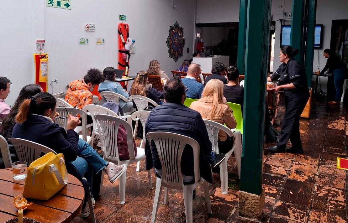 Fotografía de los asistentes al taller sobre accesibilidad digital que se llevo a cabo en la Fundación Gilberto Álzate Avendaño, liderado por el INCI