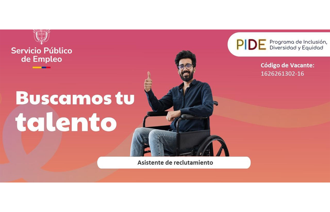 Hombre en silla de ruedas, sonriente, cuya imagen hace parte de la campaña - Buscamos tu talento Desde el Programa PIDE de la Agencia de Empleo de Cafam