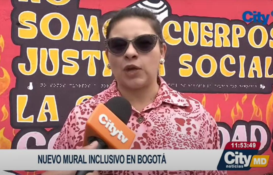 Captura de pantalla del programa Arriba Bogotá de City TV, del primer mural accesible en braille, creado por mujeres con discapacidad visual en Barrios Unidos.