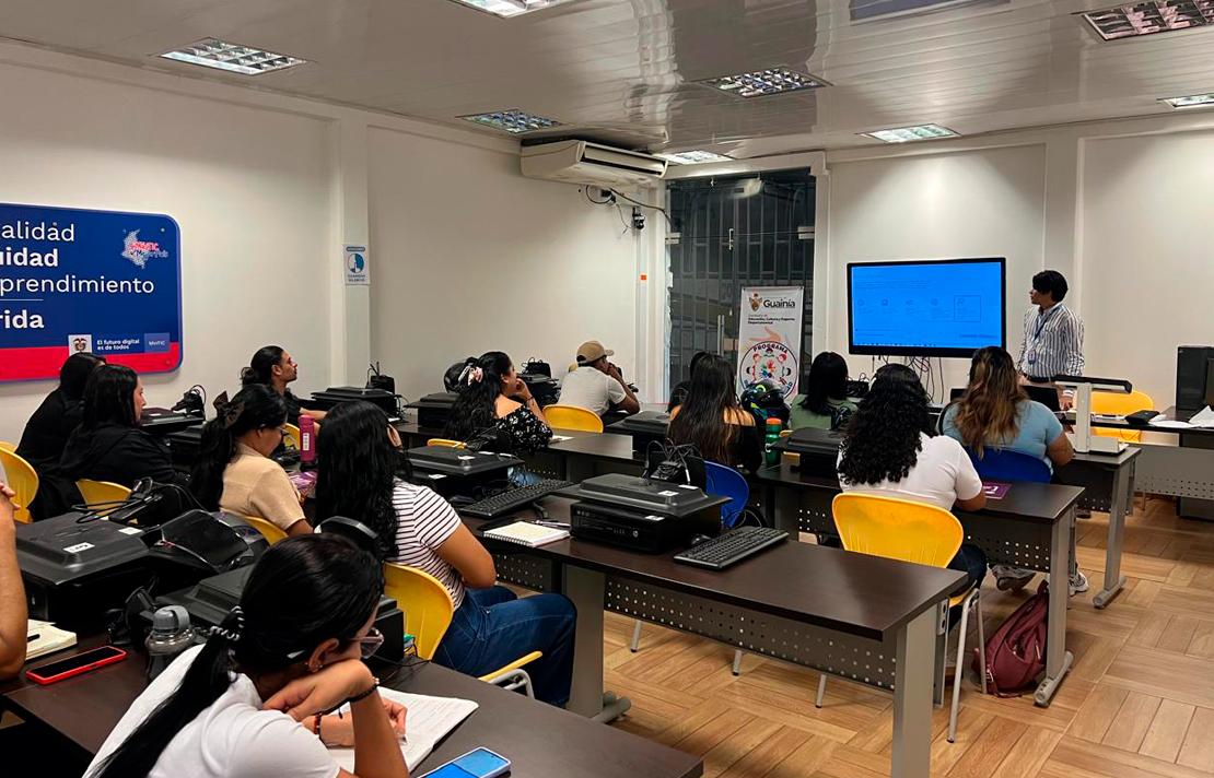 El INCI brindó asesoría presencial a instructores del SENA en Inírida, en la imagen el profesional del INCI proyecta información en un televisor en una charla presencial