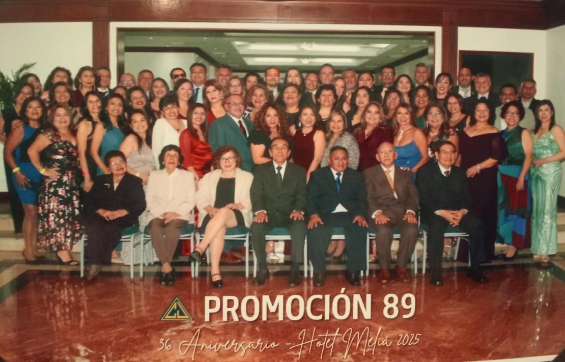 Promoción 89, aniversario 36 hotel Meliá 2025, ex alumnos posan para la foto mientras los docentes están sentados en primer plano