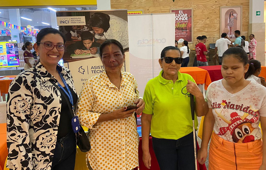 Funcionarios del INCI acompañaron a la agencia de empleo CONFA CESAR en Valledupar Más inclusión, más empleo, en la foto la funcionaria Sandy Pacho esta acompañada de algunos emprendedores con discapacidad visual