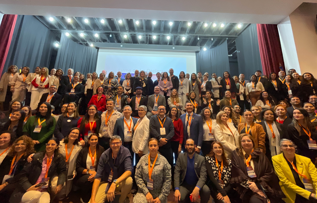 Fotografía del Primer Encuentro Nacional de Rectores y Directivos por la Educación Superior Inclusiva, donde se ve un gran grupo de participantes