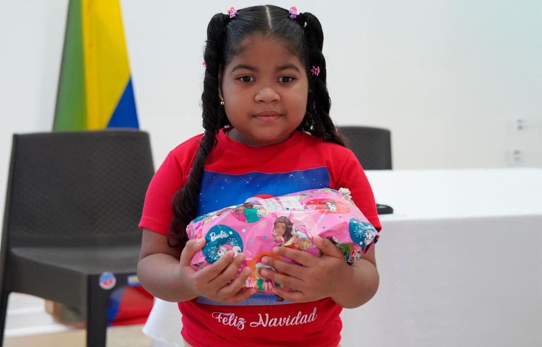 Niña con discapacidad visual del departamento del Bolívar, recibiendo un regalo de la campaña "Por una navidad incluyente" del INCI
