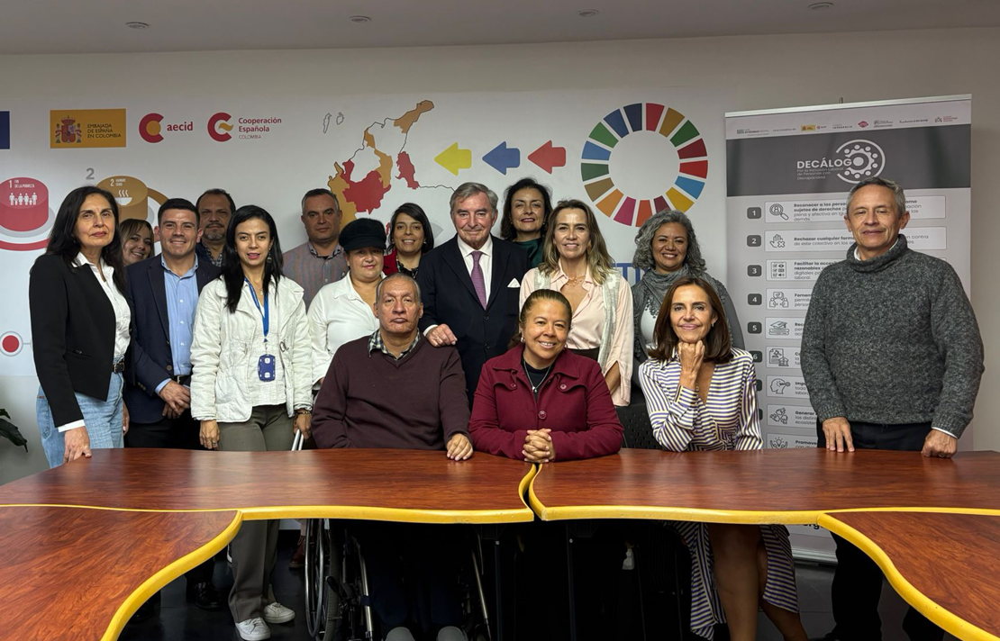 Arabelly Guerra Morales funcionaria del INCI, acompañada de varios representantes de diversas entidades y organizaciones, durante la firma del decálogo de inclusión laboral