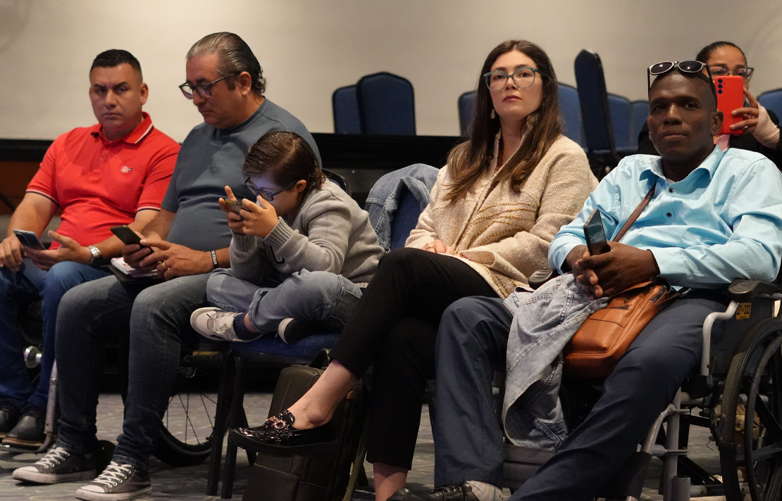Andrea Carolina Chacón Castillo, Directora General (E) del INCI, participo en representación del INCI en el Conmemoración del Día Internacional de las Personas con Discapacidad, un espacio convocado y liderado por el Ministerio de Igualdad y Equidad, en la imagen podemos verla acompañada con algunas personas con diferentes discapacidades físicas