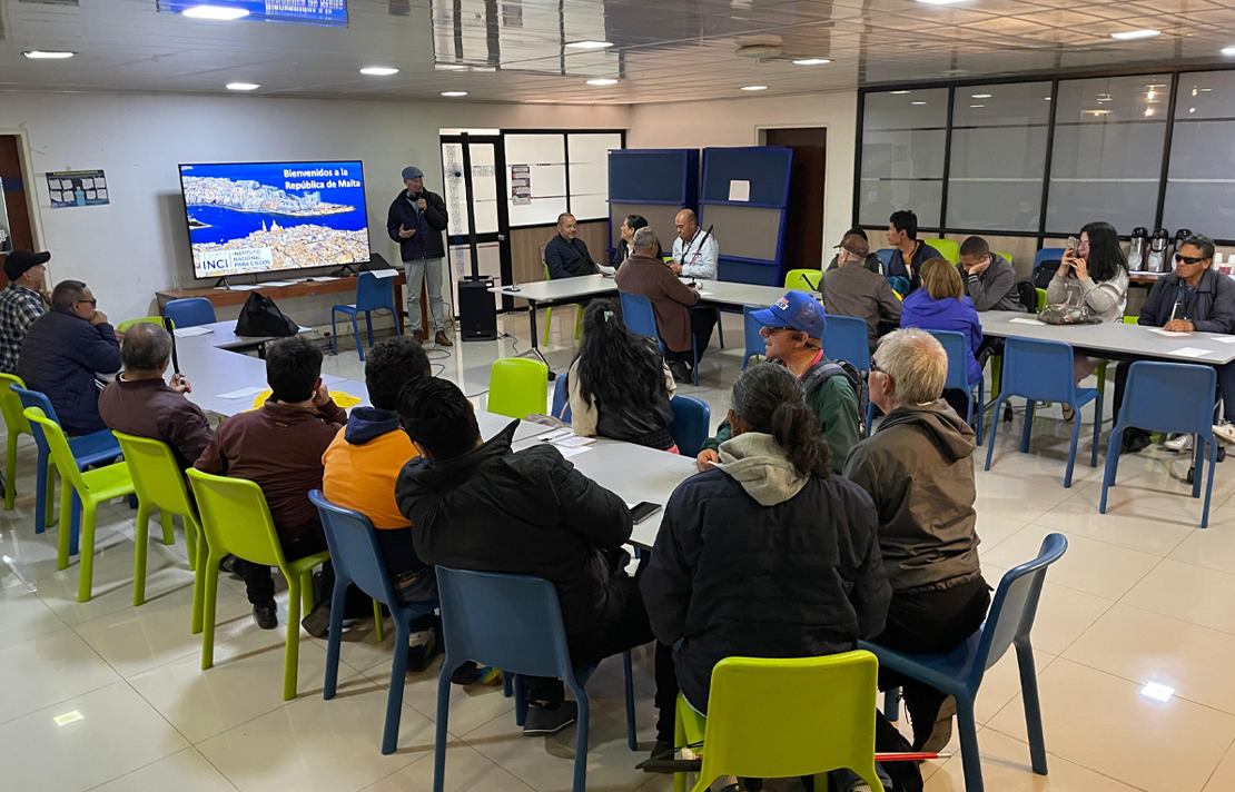 Grupo de asistentes al taller “Destinos Malta”, una actividad llevada a cabo en el CENTRO cultural del INCI, en la imagen, Enrique King uno de los talleristas se dirige a los asistentes.