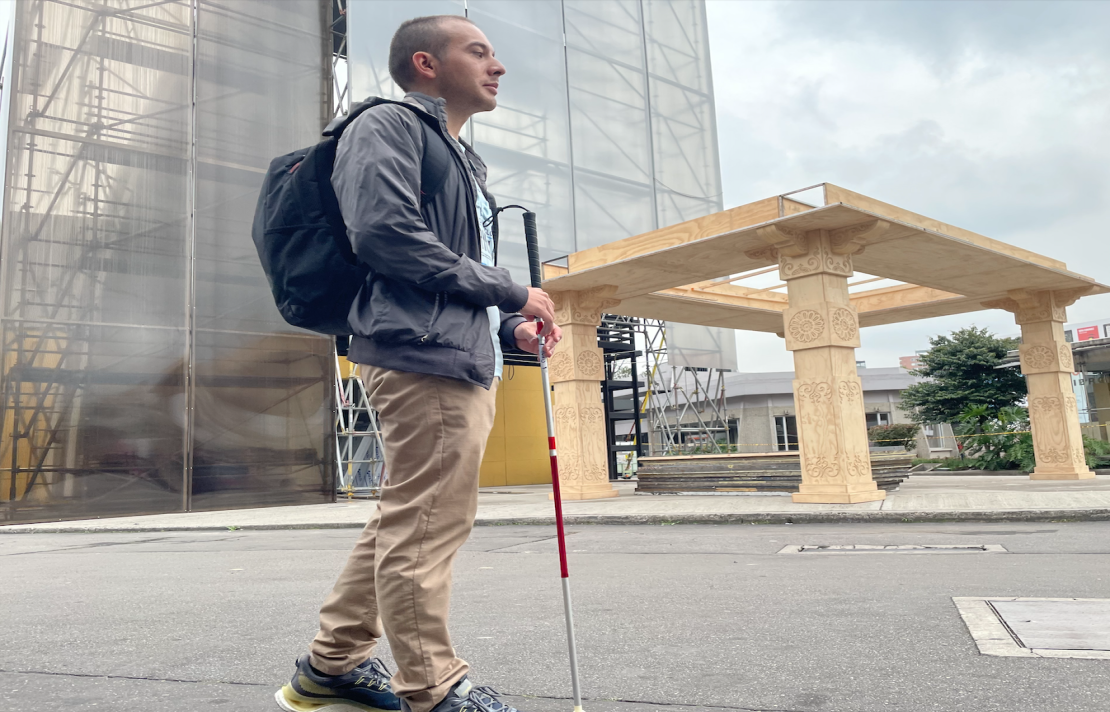 En la feria del libro frente al pabellón número 4, camilo garnica camina a solas con su bastón blanco