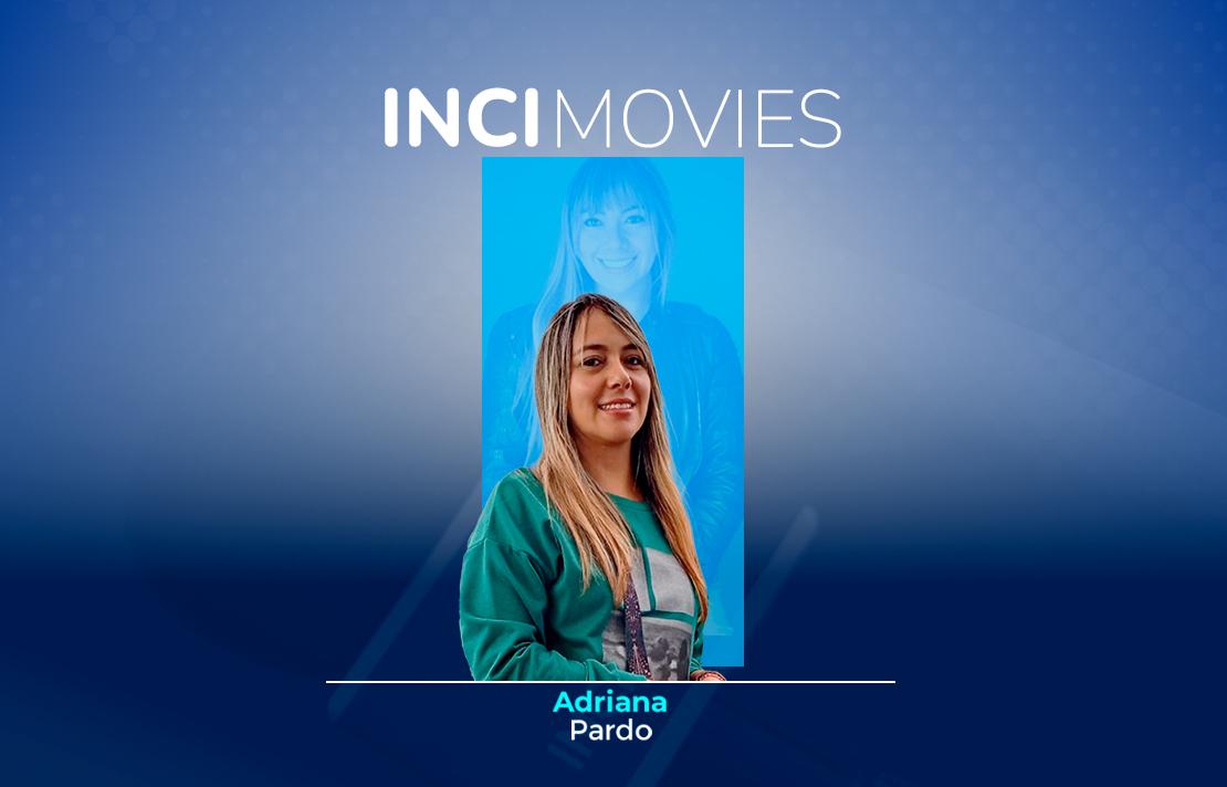 La imagen tiene un diseño gráfico promocional con un fondo en tonos azules degradados, más oscuro en los bordes y más claro hacia el centro. En la parte superior, centrado, aparece el texto en letras blancas: “INCI MOVIES”. En el centro de la imagen está Adriana pardo ella lleva una chaqueta de color verde sobre una camiseta clara.