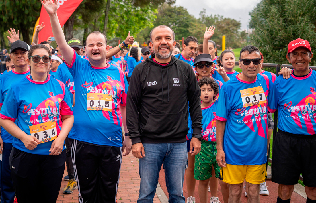 Daniel García, director del IDRD, y Andrea Carolina Chacón, directora del INCI, acompañan a participantes con discapacidad visual durante la carrera 5K Sin Límites, realizada en el marco del Festival de Verano de Bogotá.