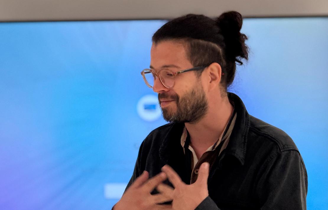 Andrés Carmona, director de la película “La Estancia”, conversa con los asistentes durante la jornada de cine accesible realizada en el Centro Cultural del INCI, en articulación con el Festival de Cine de Bogotá – Bogocine.