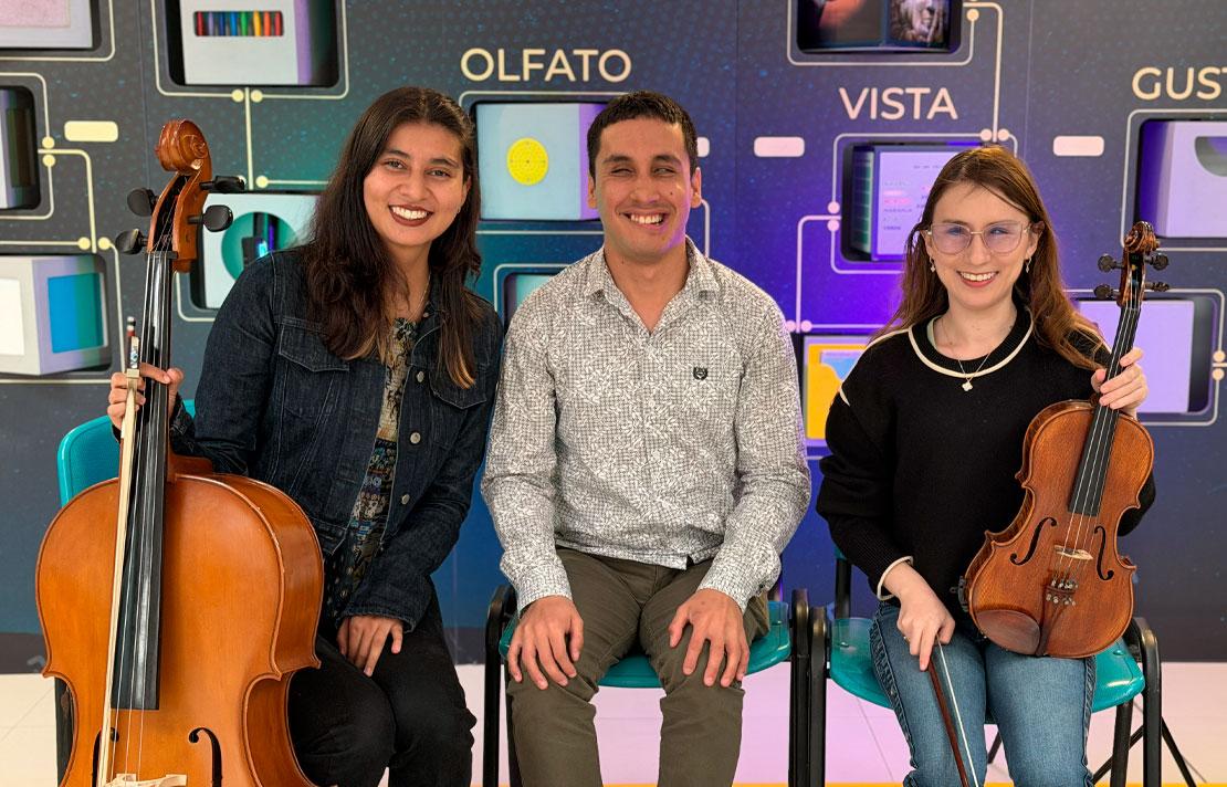 Integrantes del Trío Luz y Vida: Angélica María Pico Castillo con el violonchelo, Juan Pablo Muñoz Melo y Karen Méndez con la viola, agrupación invitada al Concierto a Ciegas del INCI.