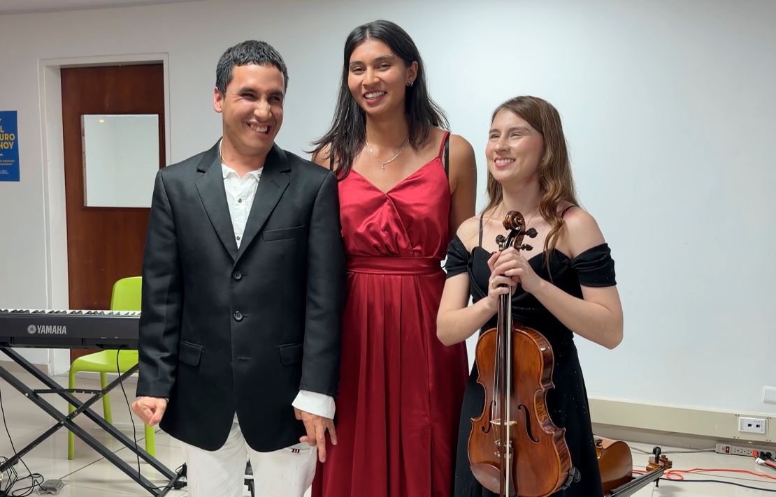 Integrantes del Trío Luz y Vida posan durante el Concierto a Ciegas realizado en el Centro Cultural del INCI; una de las integrantes sostiene un violín.