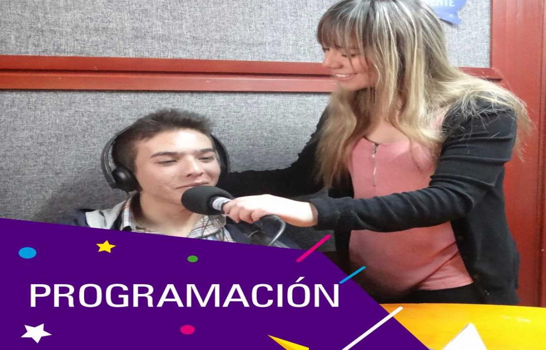 banner de Adiana Pardo, productora de INCIRadio, ajustando el micrófono de uno de los reporteros voluntarios de la emisora