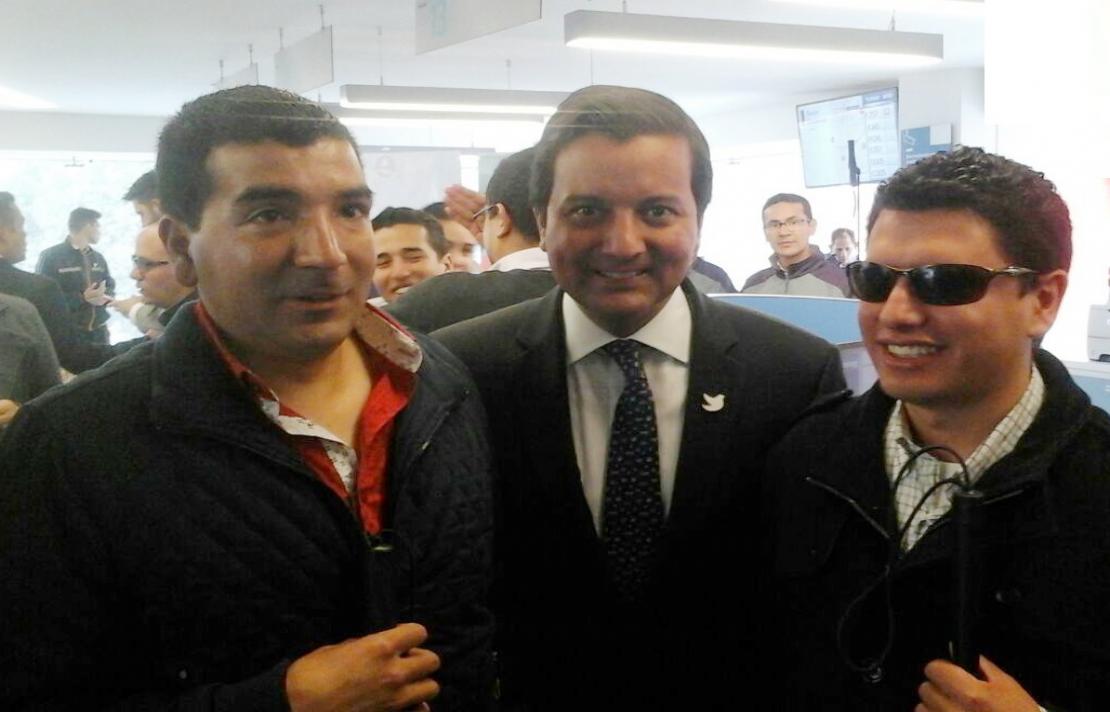 David Luna, Ministro de MinTIC, junto a dos jóvenes con discapacidad visual