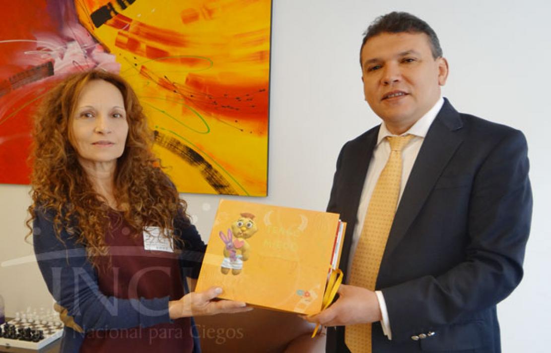 Fotografía, Doctor Carlos Parra Dussan recibiendo la donación por parte de la delegada de la fundación Tactus