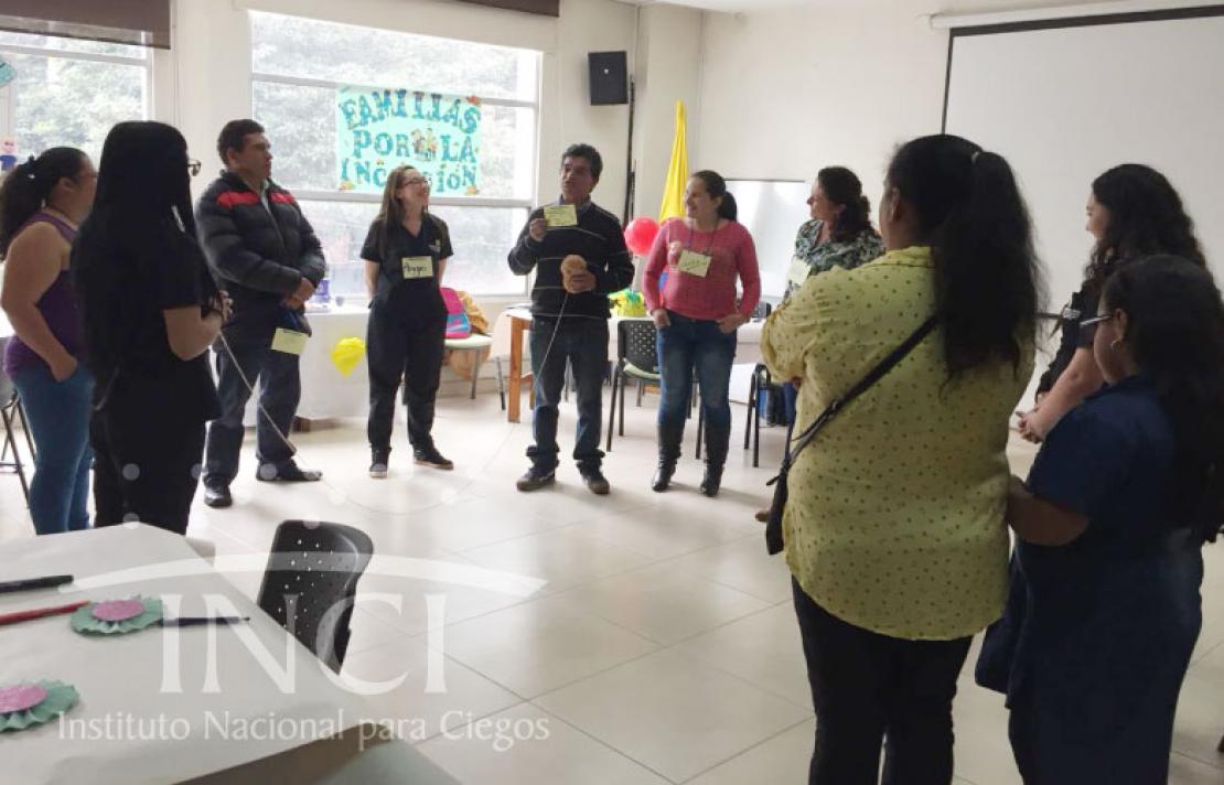 Fotografía del evento, padres reunidos haciendo mesa redonda