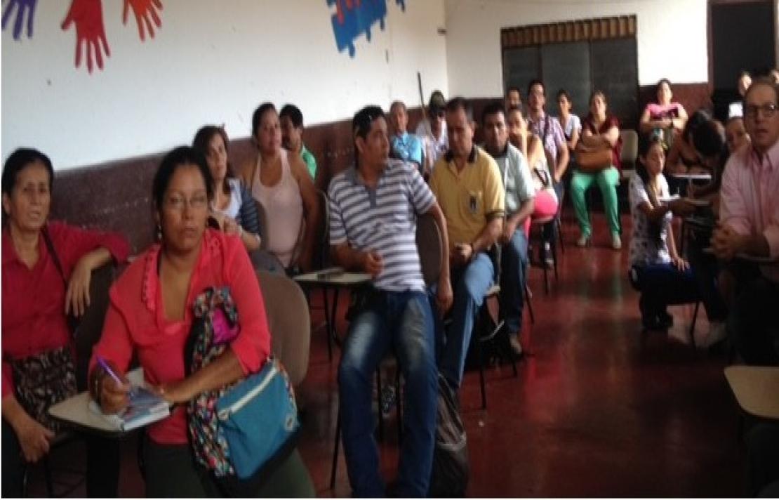 La foto muestra a padres de familia y líderes con discapacidad visual reunidos en la Escuela