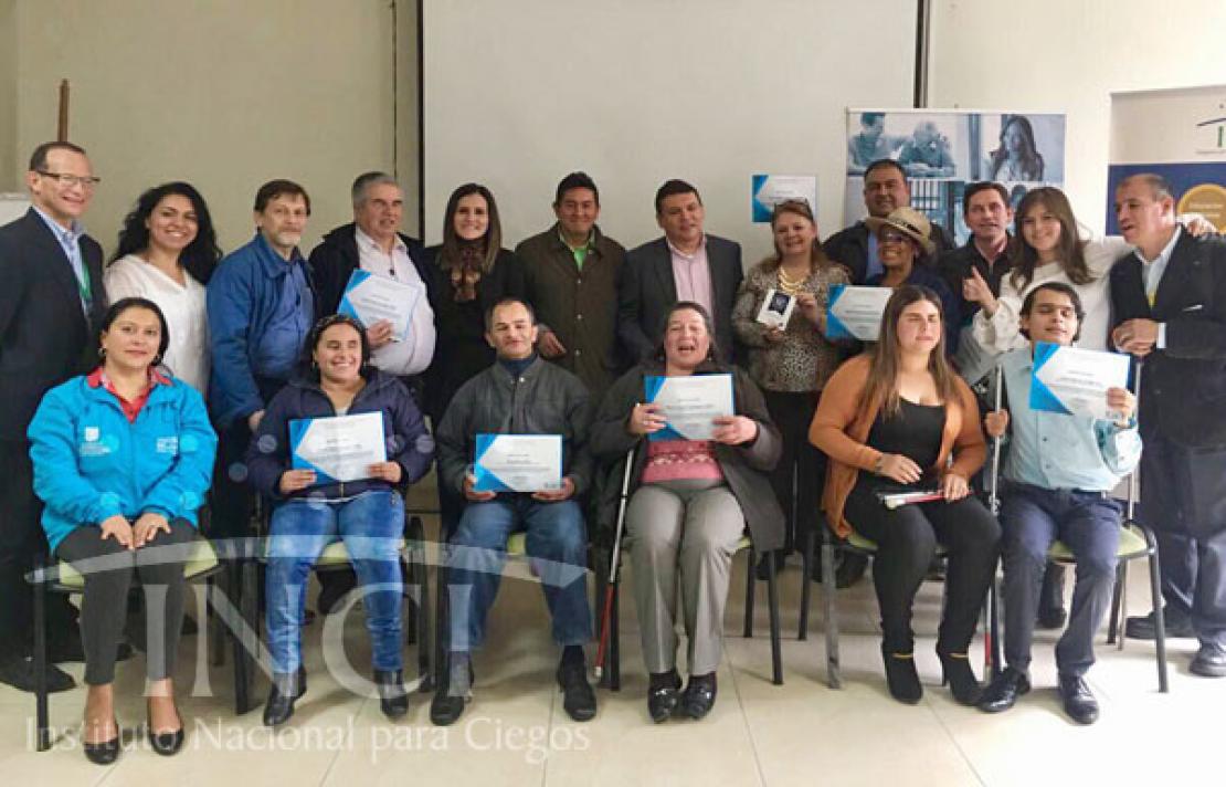 En la foto los asistentes con sus diplomas del curso “Formación para el Fortalecimiento de Capacidades Ciudadanas en la Formulación de Proyectos Comunitarios”