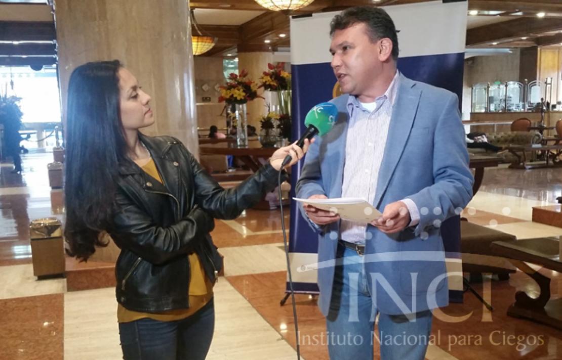 Foto del Director, Carlos Parra Dussan con periodista de Canal Capital