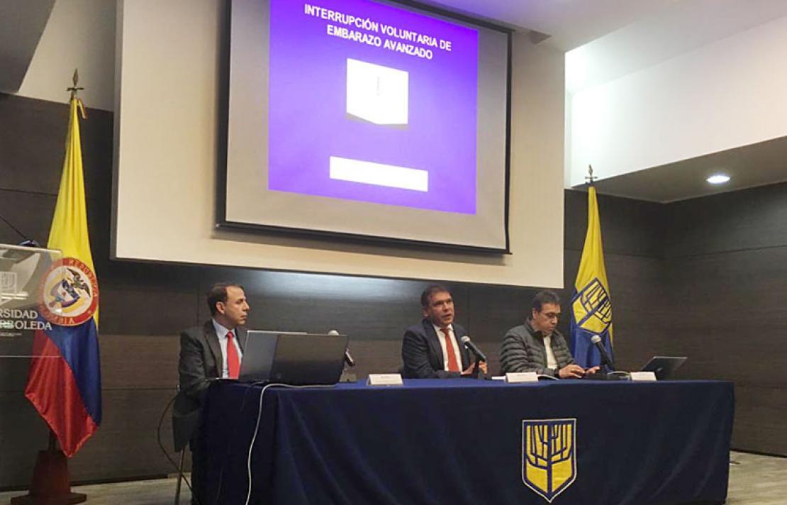 Senadora María del Rosario Guerra, Y el Dr Carlos Parra Dussan con el proyecto de ley en braille