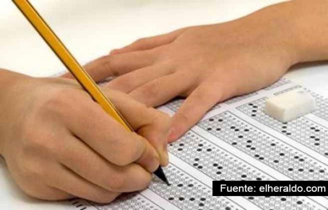 fotografia de un joven respondiendo el el formato de evaluación de la prueba saber 11