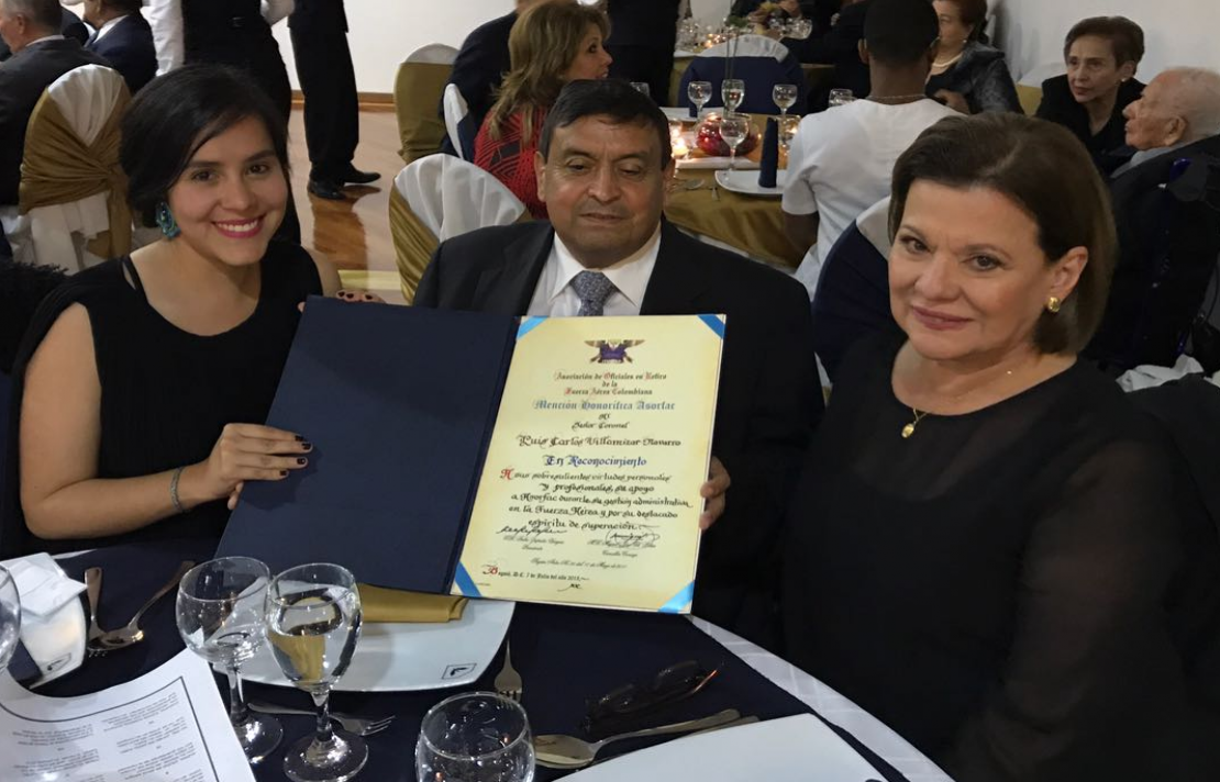 Fotografía del Coronel Villamizar y su familia ( Esposa e Hija) durante la gala de entrega de la Mención Honorifica