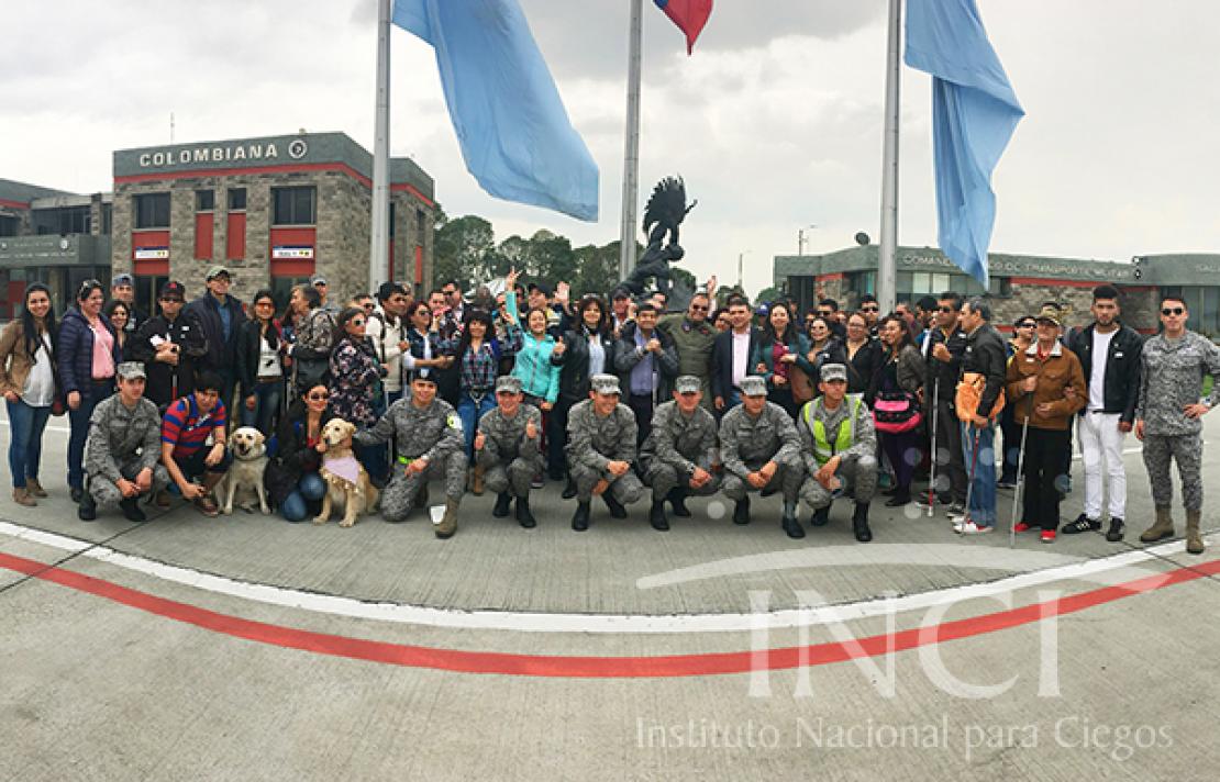 Foto de los 80 asistentes desde la base CATAM