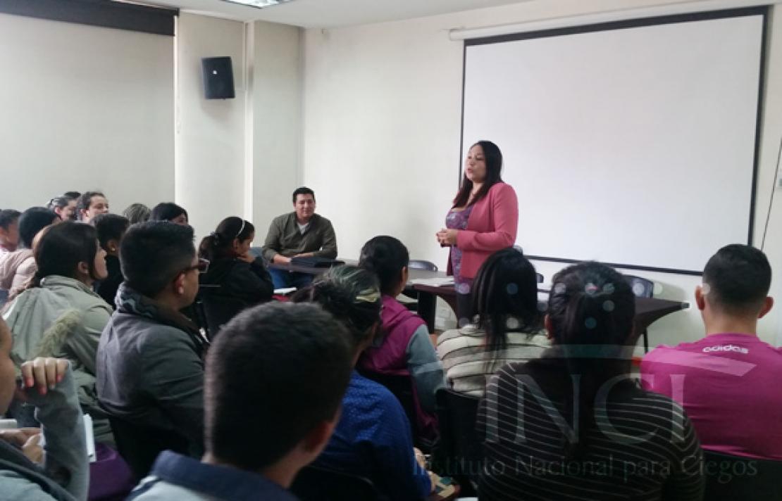 Fotografía, Directora de INCI radio hablando con los estudiantes