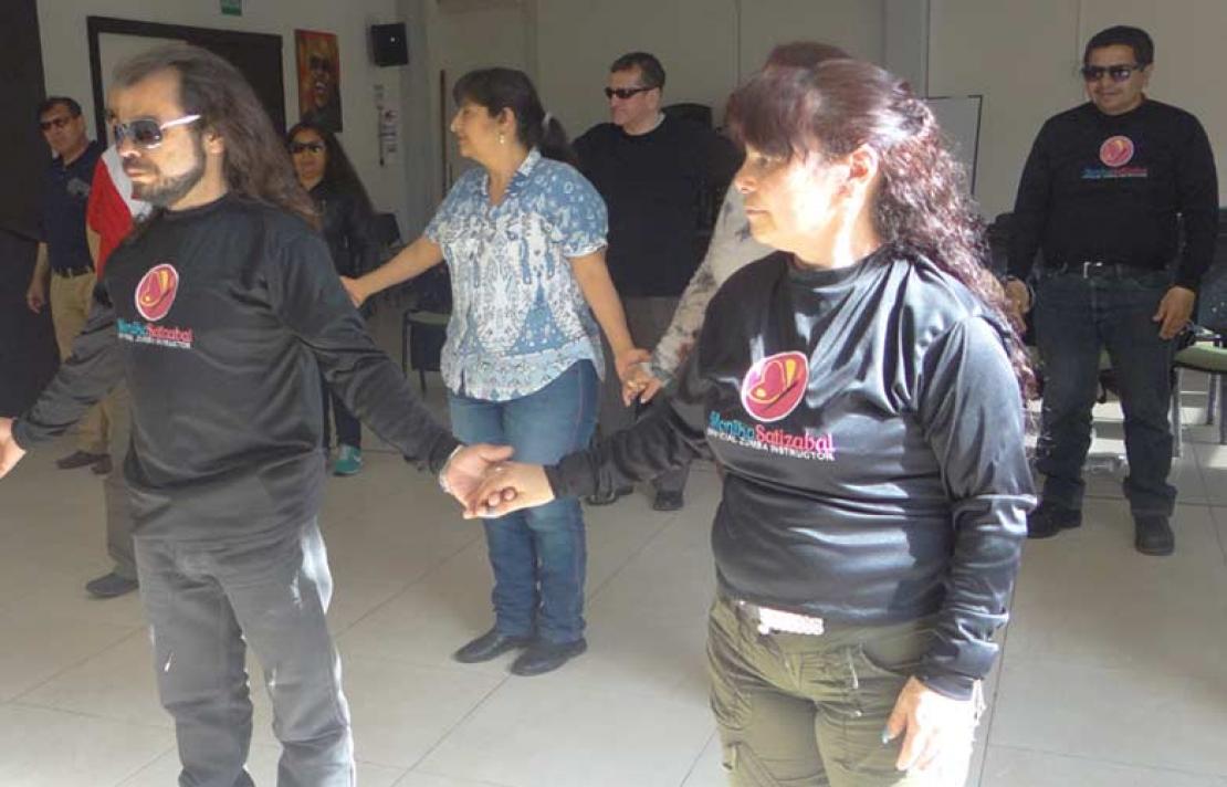 Personas con discapacidad visual en clase de Zumba