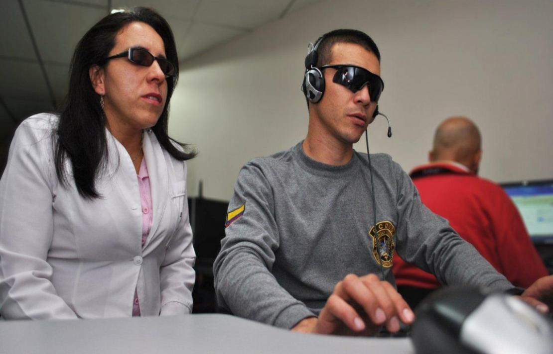 dos personas con discapacidad visual durante capacitación sena - Fuente Sena