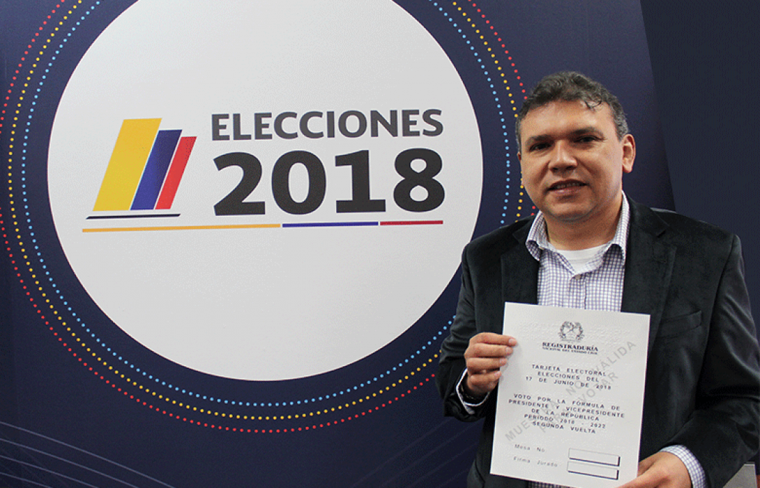 Dr. Carlos Parra Dussan con la tarjeta electoral para segunda vuelta