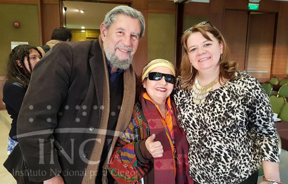Imagen del escritor José Diaz Granados en compañía de Patricia Montoya, Sub Directora del INCI y una persona con discapacidad visual