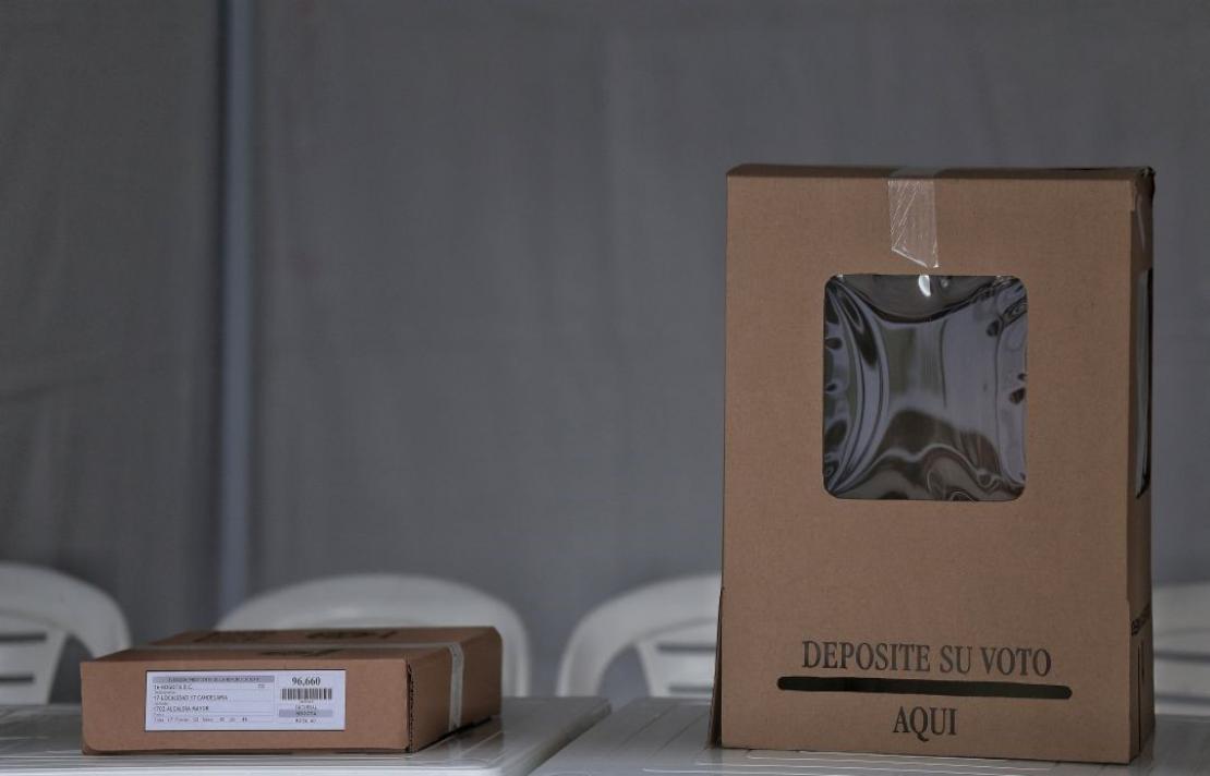 Votaciones 2019 por la inclusión Foto, una mesa de votación con una urna donde los votantes depositan los tarjetones de votación