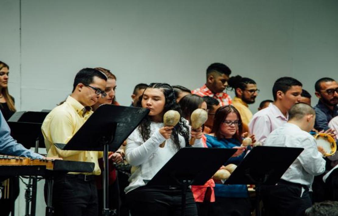 En la foto, personas con discapacidad interactuando con instrumentos musicales En la foto, personas con discapacidad interactuando con instrumentos musicales