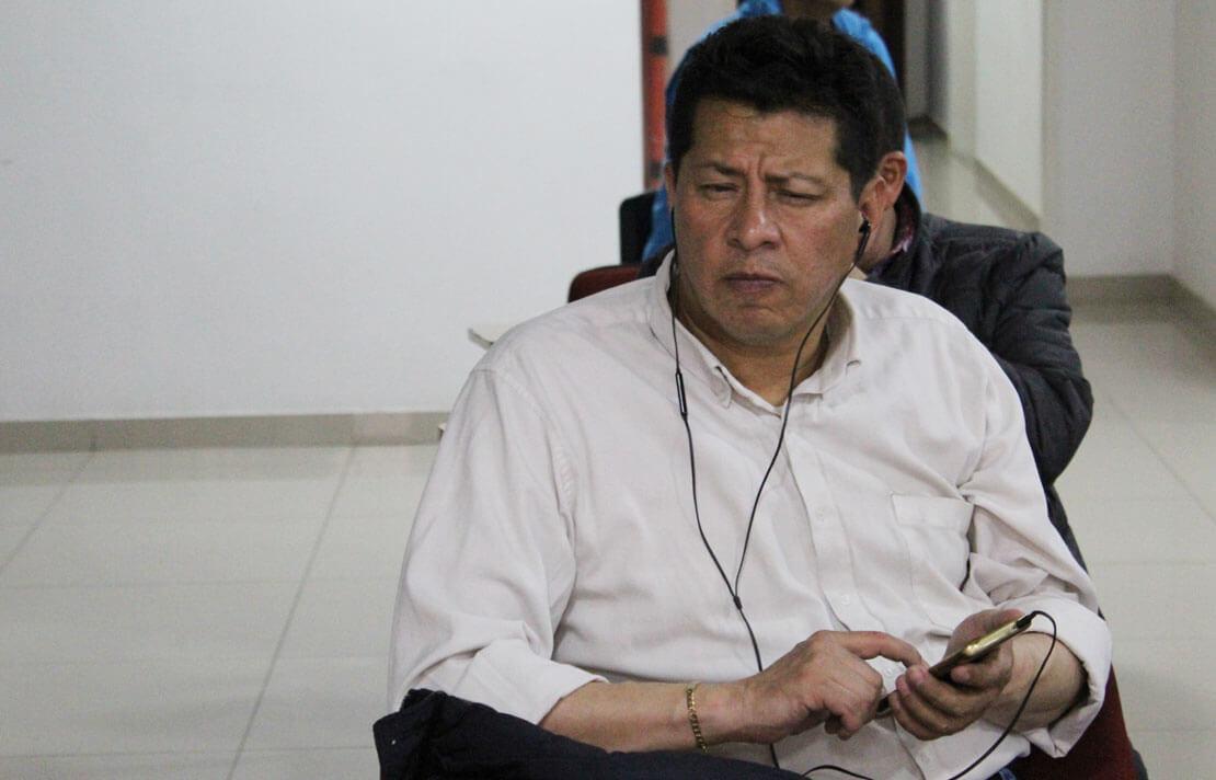 Semana Santa una persona con discapacidad visual navega en su celular