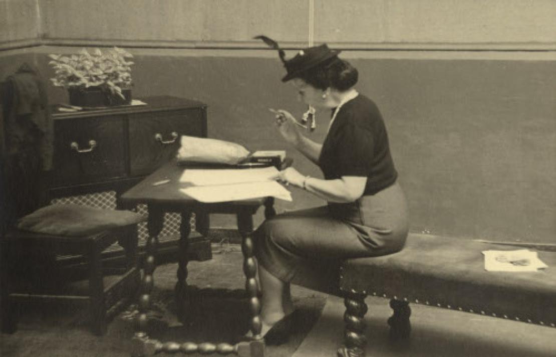 Teresa Cuervo Teresa Cuervo en el Museo Nacional (1953) ella está sentada y está escribiendo